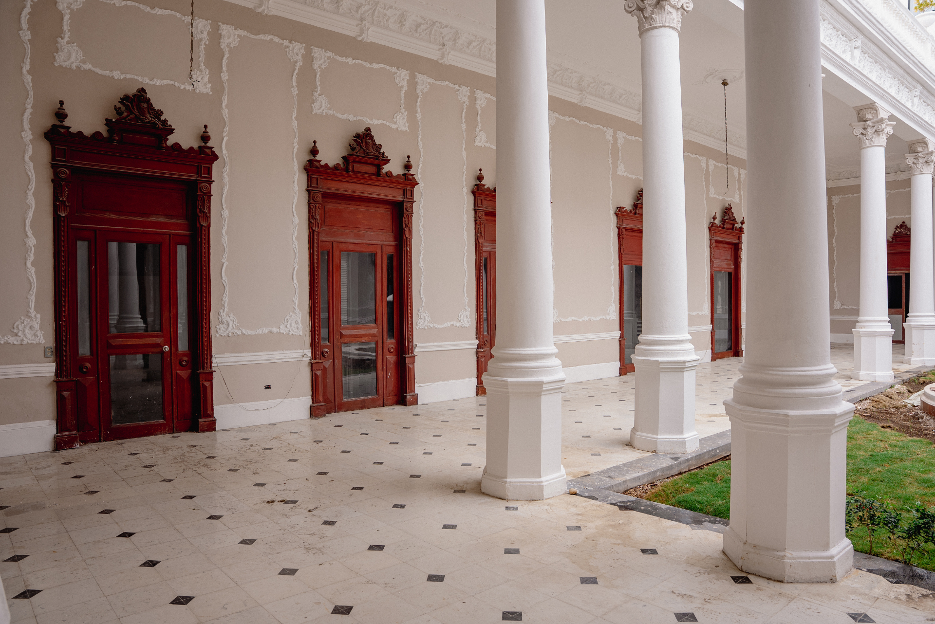 Puertas históricas y columnas