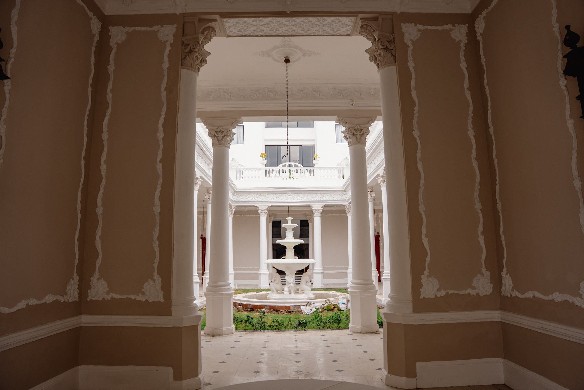 Patio interior con fuente de Villa Strentta